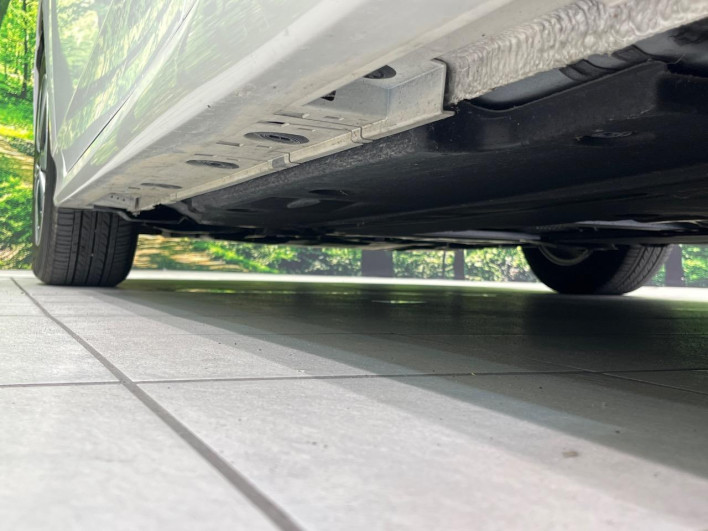 2017 Toyota Prius PHV DLA-ZVW52 (UW-6a13f14fc005d)[28]