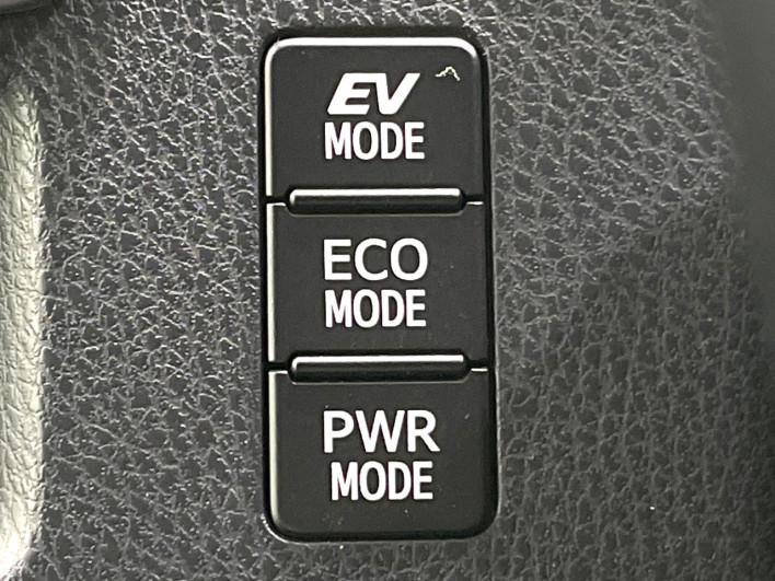2020 Toyota Voxy 6AA-ZWR80W (UW-6a13f1579f9d1)[28]