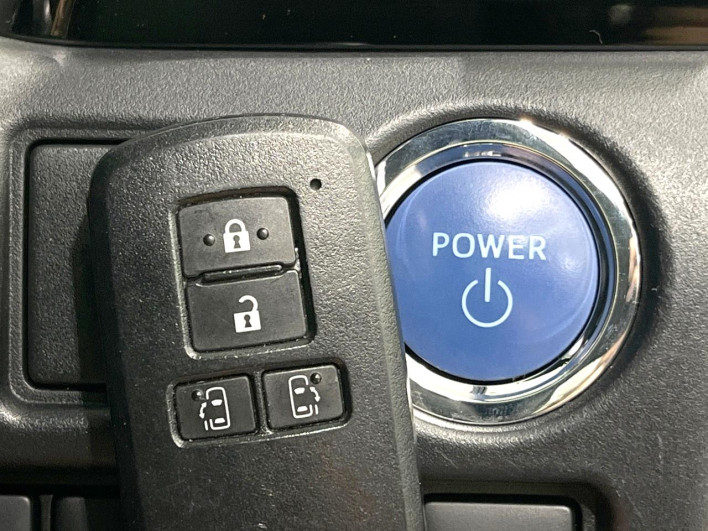 2020 Toyota Voxy 6AA-ZWR80W (UW-6a13f1579f9d1)[18]