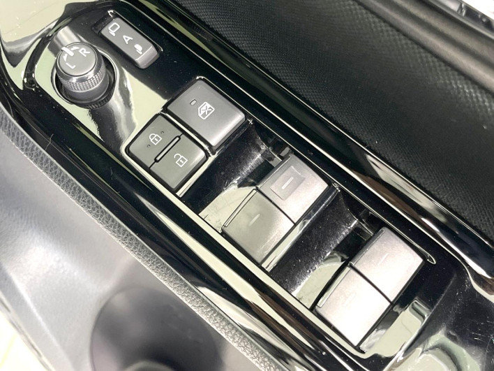 2020 Toyota Voxy 6AA-ZWR80W (UW-6a13f1579f9d1)[9]