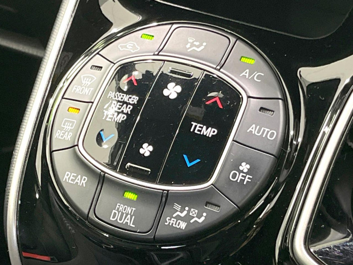 2020 Toyota Voxy 6AA-ZWR80W (UW-6a13f1579f9d1)[27]