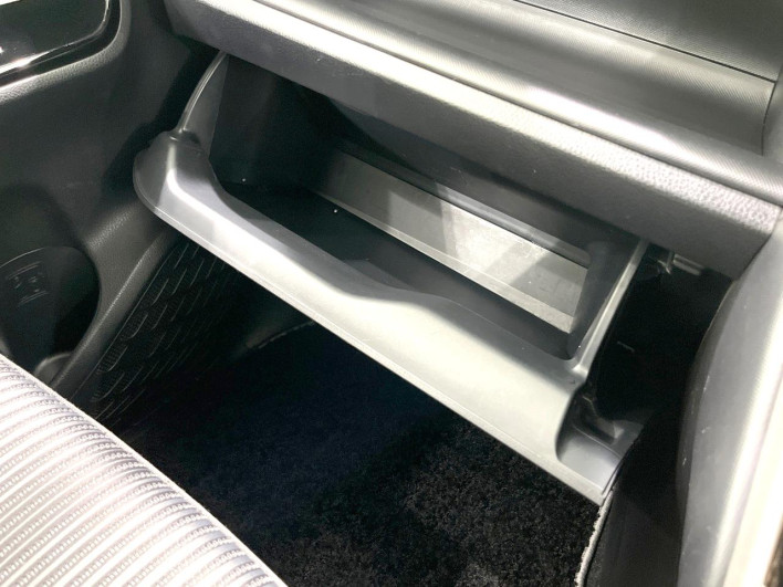 2020 Toyota Voxy 6AA-ZWR80W (UW-6a13f1579f9d1)[19]