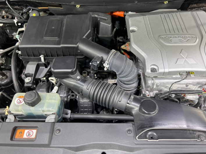 2015 Mitsubishi OUTLANDER PHEV DLA-GG2W (UW-6a150ea1345e1)[4]