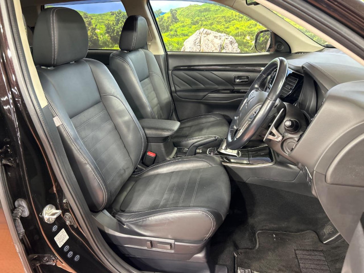 2015 Mitsubishi OUTLANDER PHEV DLA-GG2W (UW-6a150ea1345e1)[25]