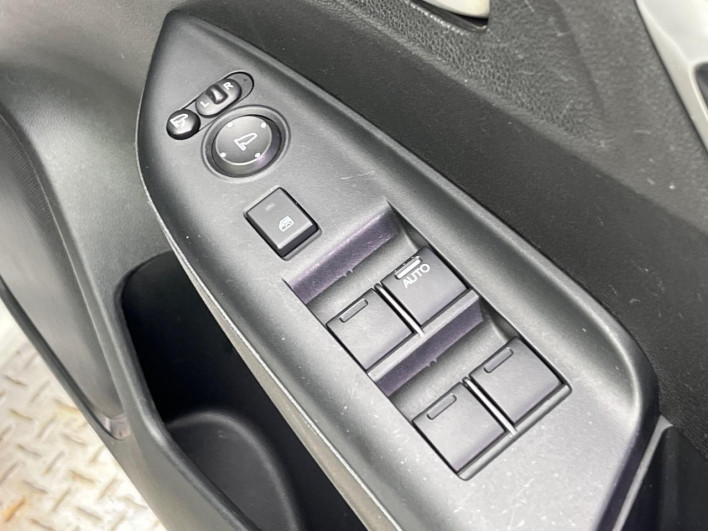 2016 Honda Fit Hybrid DAA-GP5 (UW-6a150ea9ab402)[8]