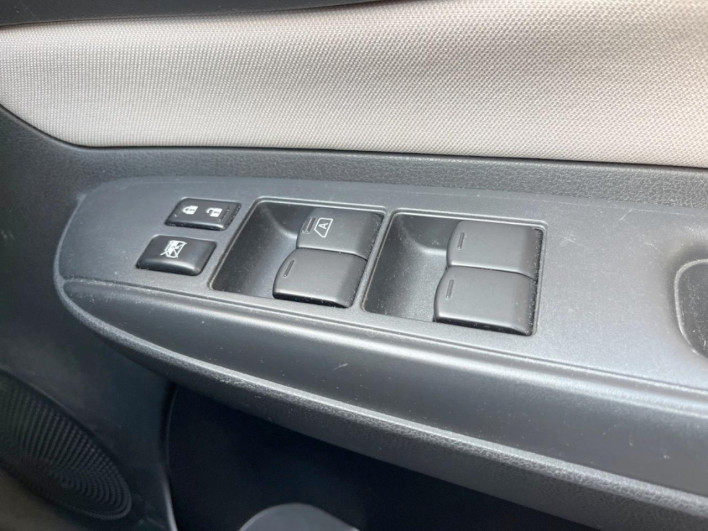 2017 Nissan Note DAA-HE12 (UW-6a150ec17fde9)[12]