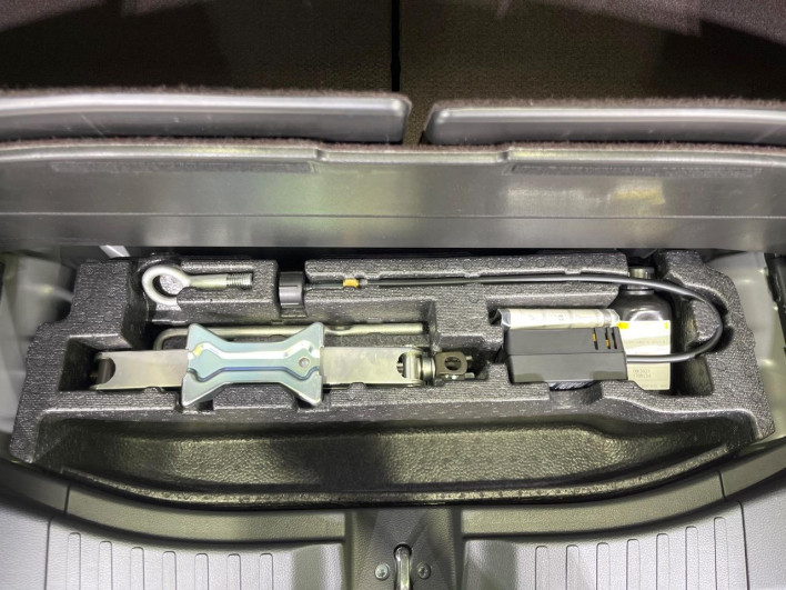 2018 Honda N-BOX CUSTOM DBA-JF3 (UW-6a150ee66da8b)[19]
