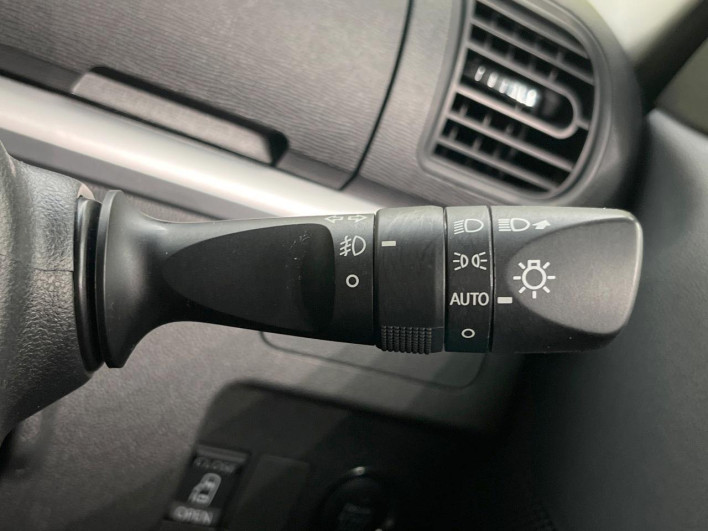 2016 Daihatsu Tanto DBA-LA600S (UW-6a150f2b3c3b2)[17]