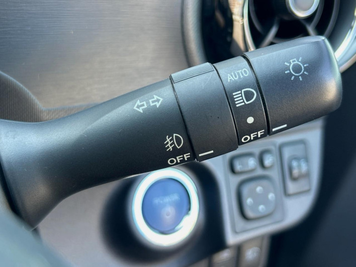 2016 Toyota Aqua DAA-NHP10 (UW-6a150fb0027f6)[29]