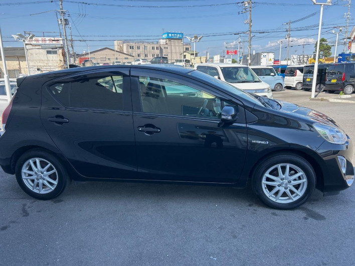 2016 Toyota Aqua DAA-NHP10 (UW-6a150fb0027f6)[15]