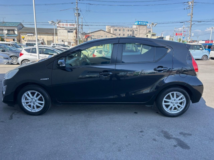 2016 Toyota Aqua DAA-NHP10 (UW-6a150fb0027f6)[17]