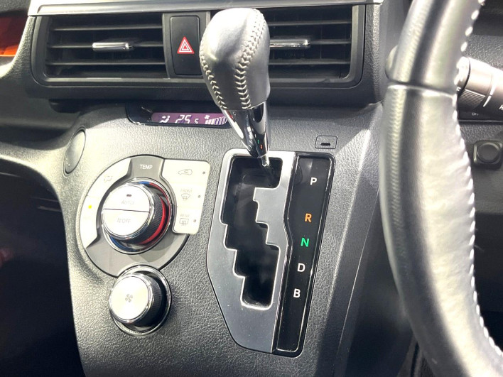 2016 Toyota Sienta DAA-NHP170G (UW-6a150fb7beb32)[19]