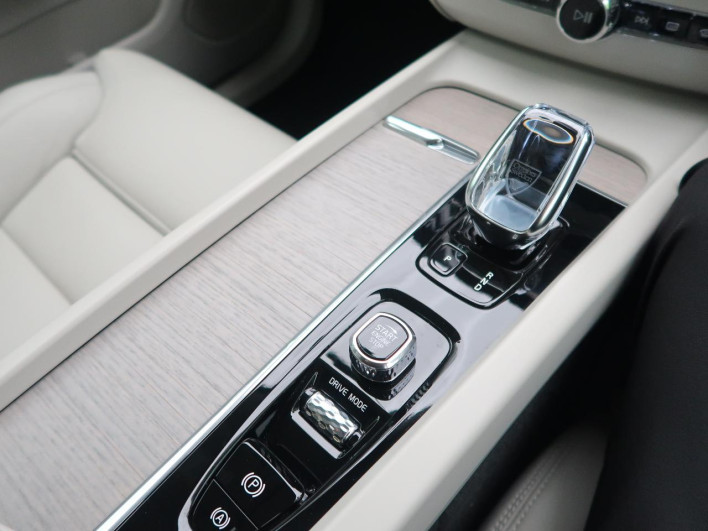 2021 Volvo XC60 5AA-UB420TXCM (UW-6a15100a5ed8e)[17]