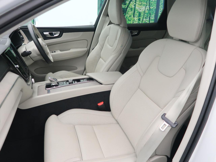 2021 Volvo XC60 5AA-UB420TXCM (UW-6a15100a5ed8e)[28]