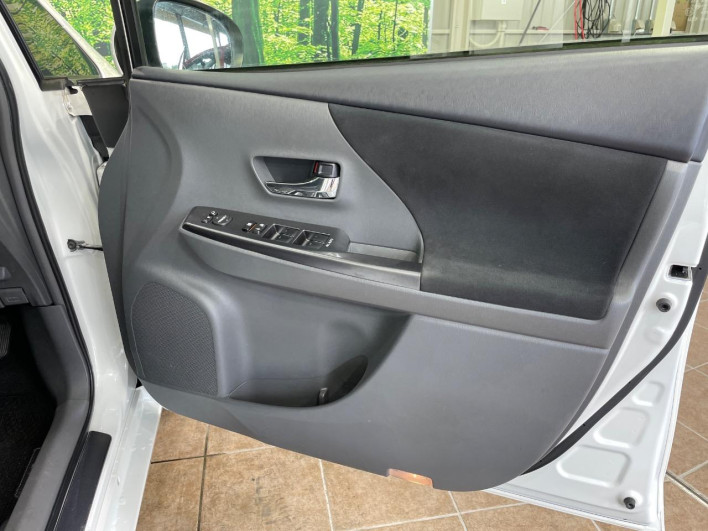 2014 Toyota Prius α DAA-ZVW41W (UW-6a1510274382c)[12]