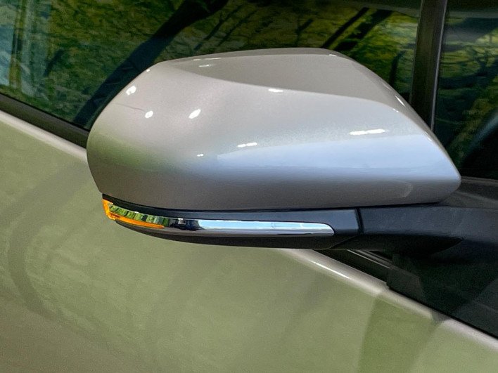 2017 Toyota Prius PHV DLA-ZVW52 (UW-6a15102c68aa1)[18]