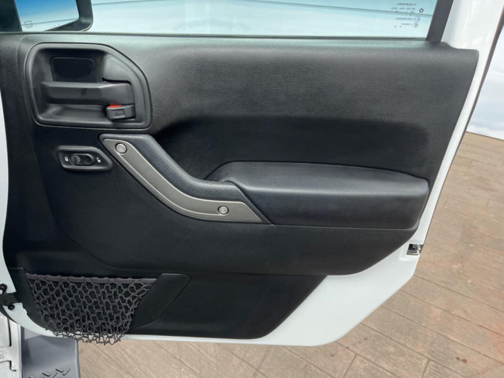 2018 Chrysler Jeep Wrangler Unlimited ABA-JK36LR (UW-6a165f895b81a)[18]