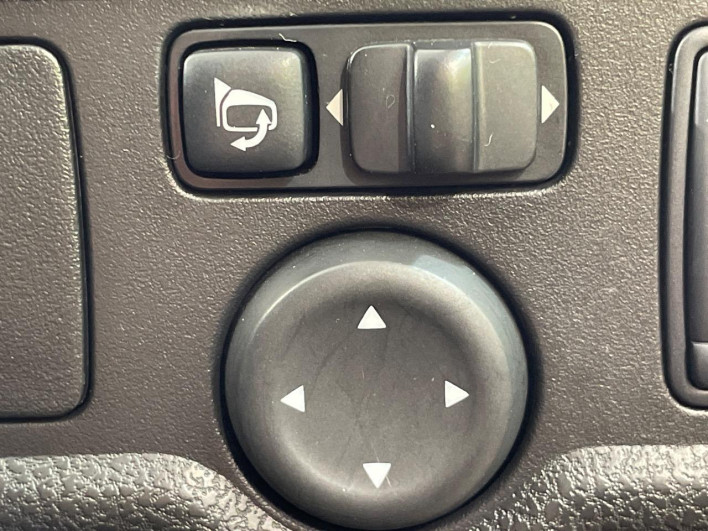 2013 Nissan Note DBA-E12 (UW-6a165ff12a833)[27]