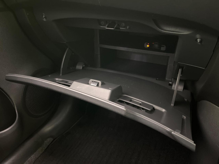 2013 Nissan Note DBA-E12 (UW-6a165ff22f3d4)[28]