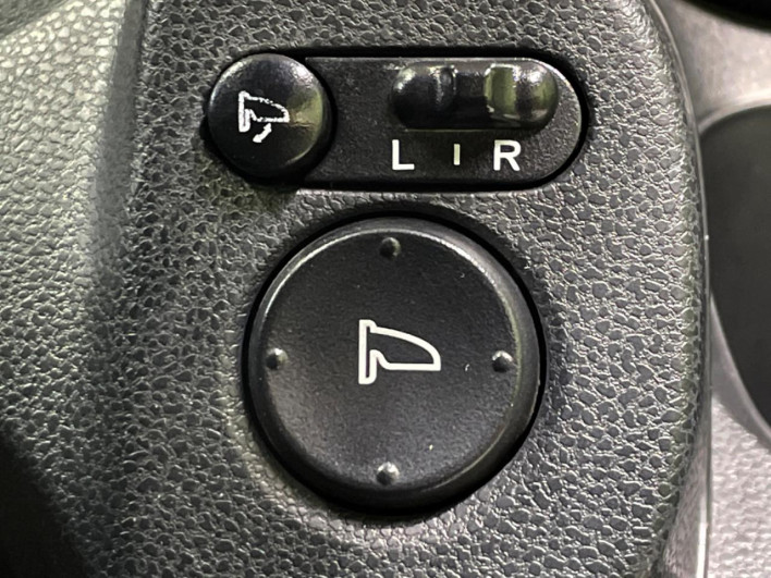 2013 Honda Fit DBA-GE6 (UW-6a16600983d56)[18]