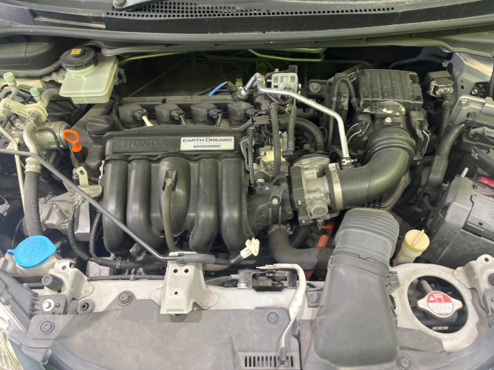 2014 Honda Fit Hybrid DAA-GP5 (UW-6a166018e9873)[4]