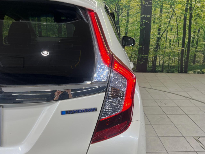 2015 Honda Fit Hybrid DAA-GP5 (UW-6a16601a26517)[9]