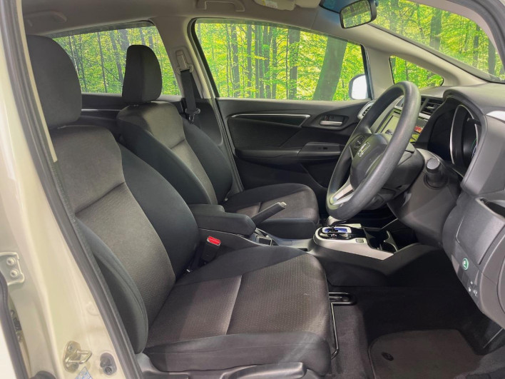 2015 Honda Fit Hybrid DAA-GP5 (UW-6a16601a26517)[16]