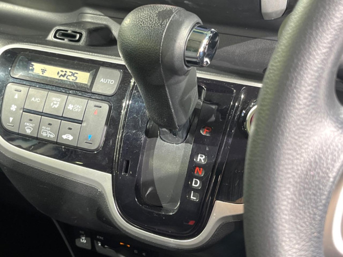 2017 Honda N-BOX CUSTOM DBA-JF1 (UW-6a166049bcf18)[22]
