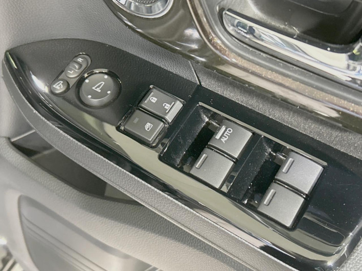 2018 Honda N-BOX CUSTOM DBA-JF3 (UW-6a1660507b1d7)[17]