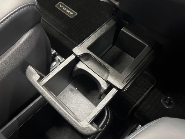 2022 Toyota Voxy 6BA-MZRA90W (UW-6a1661148804c)[24]