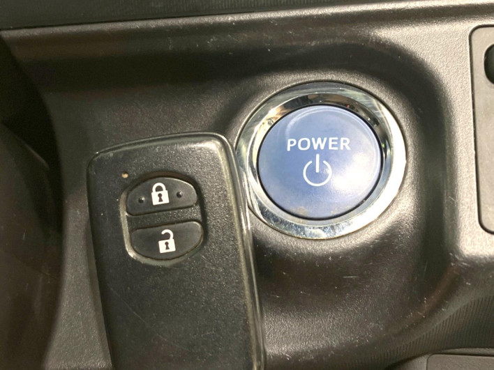 2013 Toyota Aqua DAA-NHP10 (UW-6a16611f3d05e)[11]