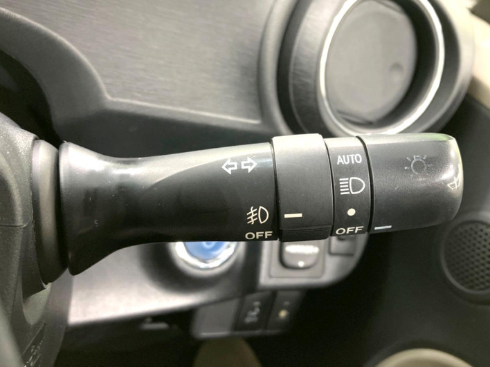 2013 Toyota Aqua DAA-NHP10 (UW-6a16611f3d05e)[20]