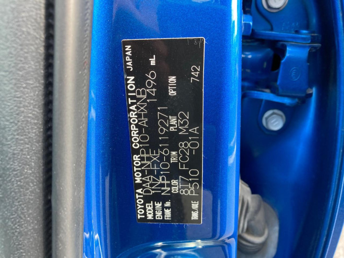2012 Toyota Aqua DAA-NHP10 (UW-6a1661238e049)[1]