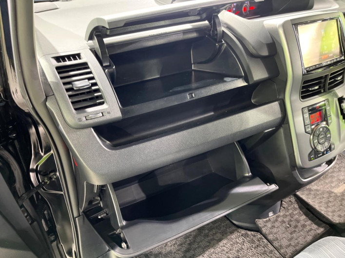 2012 Toyota Voxy DBA-ZRR70W (UW-6a1661723fe39)[4]