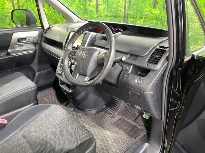 2012 Toyota Voxy DBA-ZRR70W (UW-6a1661723fe39)[28]