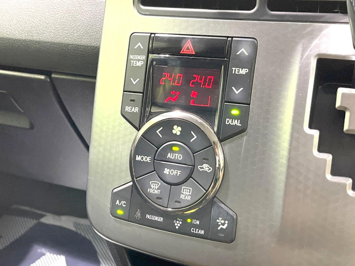 2013 Toyota Voxy DBA-ZRR70W (UW-6a166172d1d62)[28]