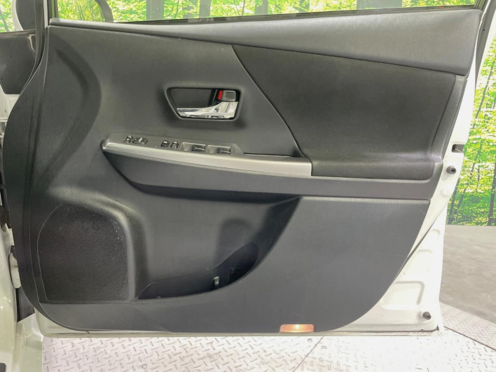 2016 Toyota Prius α DAA-ZVW41W (UW-6a16618c9b47f)[25]