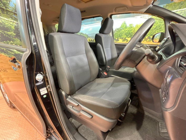 2016 Toyota Noah DAA-ZWR80G (UW-6a16619987b9d)[22]