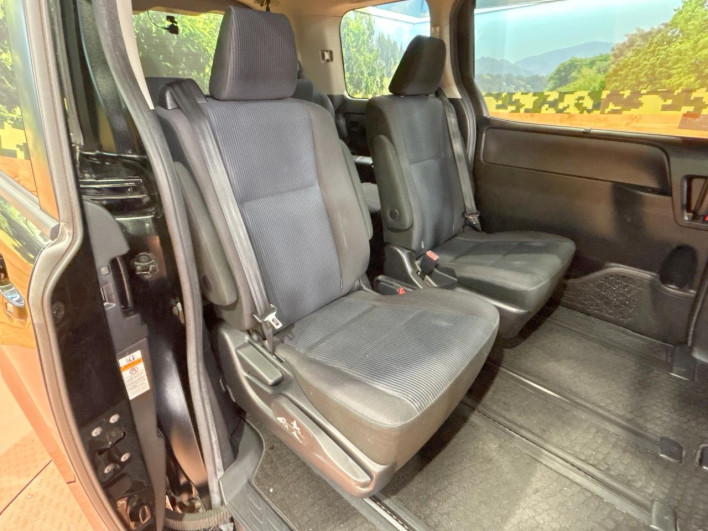 2016 Toyota Noah DAA-ZWR80G (UW-6a16619987b9d)[23]
