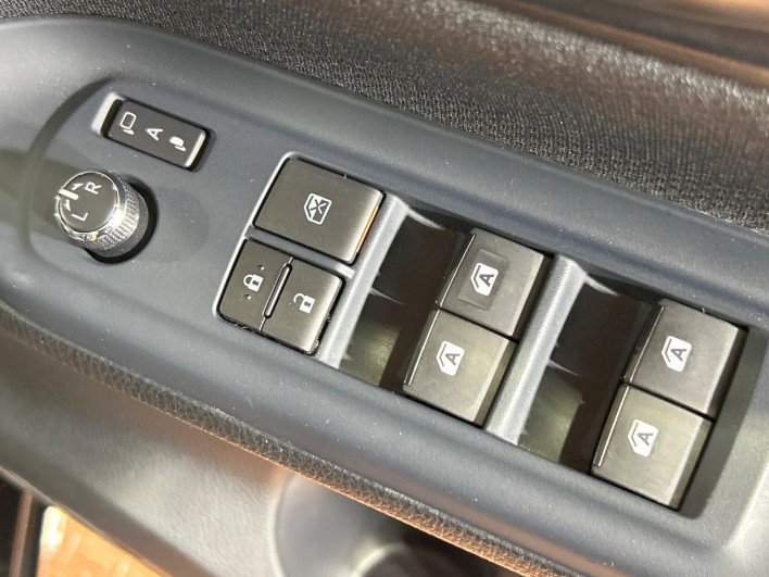 2016 Toyota Noah DAA-ZWR80G (UW-6a16619987b9d)[29]
