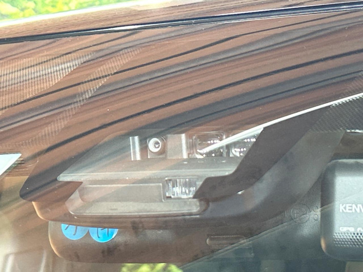 2016 Toyota Noah DAA-ZWR80G (UW-6a16619987b9d)[5]