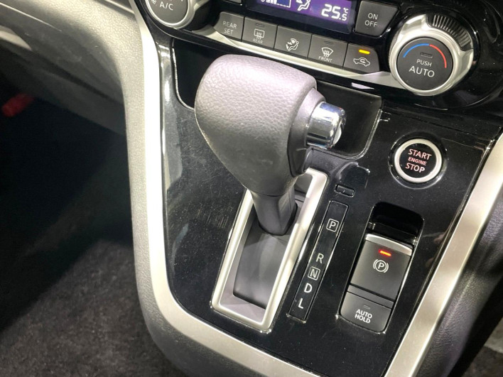 2017 Nissan Serena DAA-GFC27 (UW-6a17b1bf04d0a)[24]