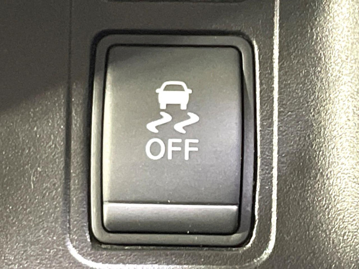 2017 Nissan Serena DAA-GFC27 (UW-6a17b1bf04d0a)[28]