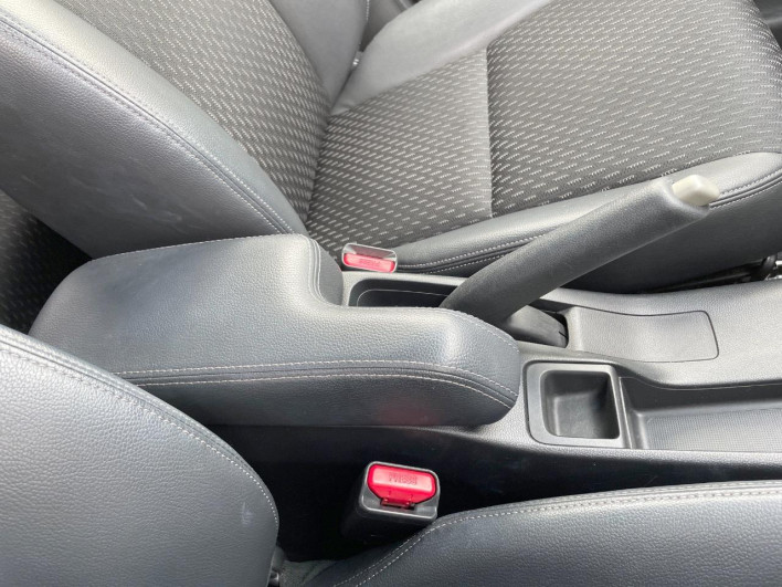 2014 Honda Fit Hybrid DAA-GP5 (UW-6a17b1cbe1dcd)[21]