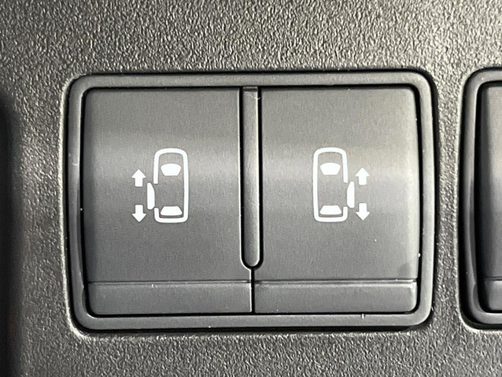 2016 Nissan Serena DAA-HFC26 (UW-6a17b1e743cbd)[8]