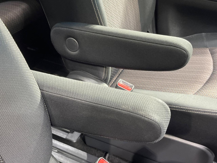 2016 Nissan Serena DAA-HFC26 (UW-6a17b1e743cbd)[14]