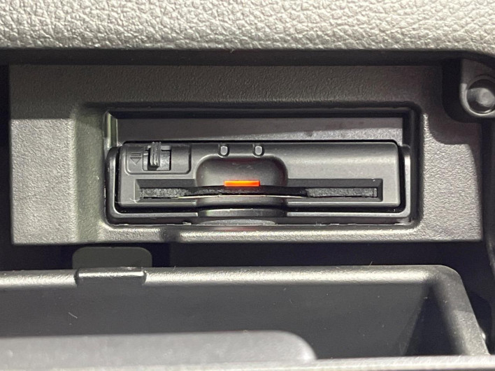 2016 Nissan Serena DAA-HFC26 (UW-6a17b1e743cbd)[11]