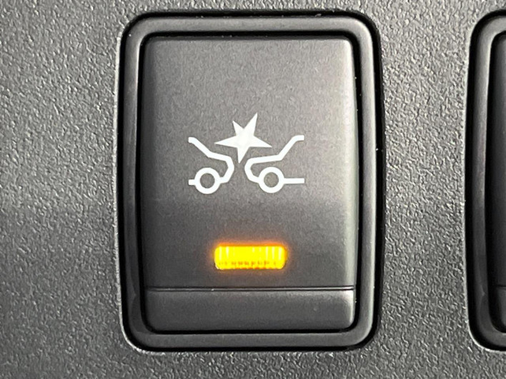 2016 Nissan Serena DAA-HFC26 (UW-6a17b1e743cbd)[10]