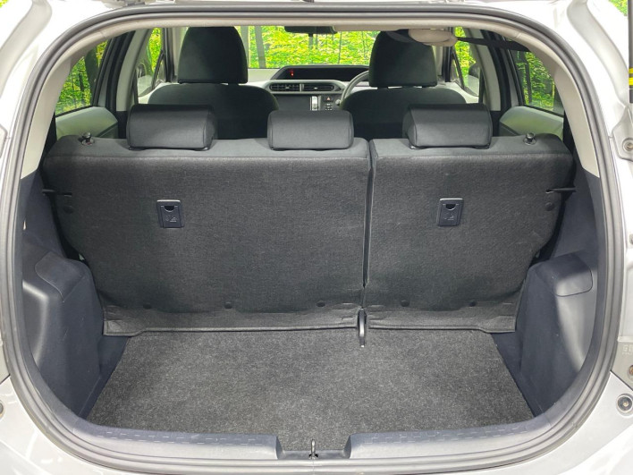 2012 Toyota Aqua DAA-NHP10 (UW-6a17b2da824f0)[22]
