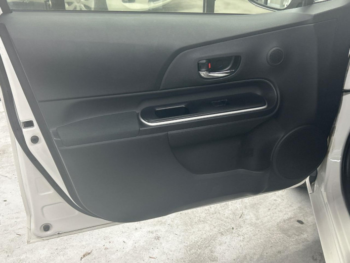2013 Toyota Aqua DAA-NHP10 (UW-6a17b2dc65280)[17]